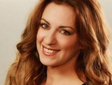 Ε. Μουμούρη: Εμφανίστηκε με αίματα στην σκηνή - Η ηθοποιός με ράμματα στο πρόσωπο - Τι συνέβη; (βίντεο)